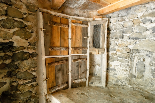 interieur pigeonnier rucher peone - © OT Valberg